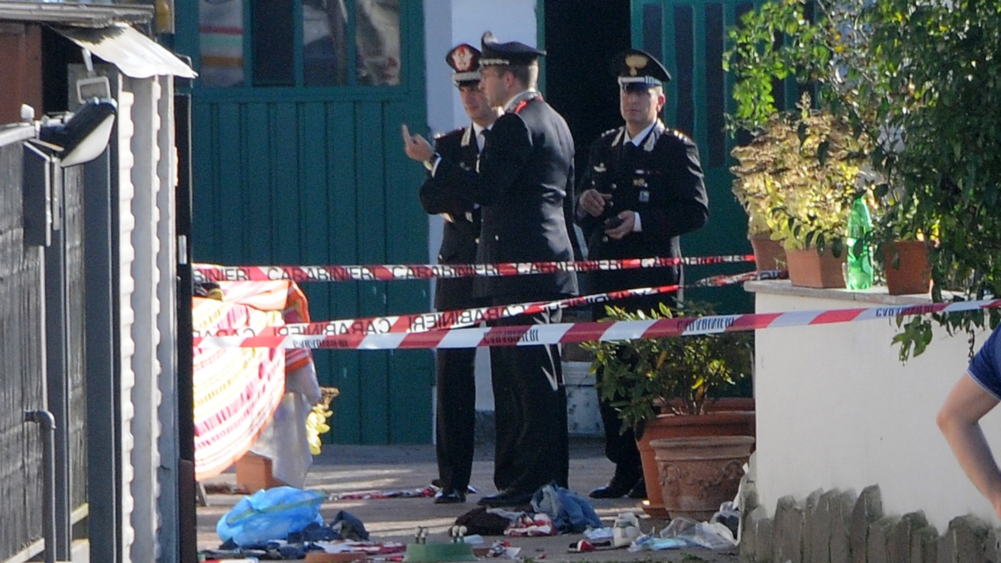 Carabinieri all'esterno dell'abitazione presa di mira dai malviventi