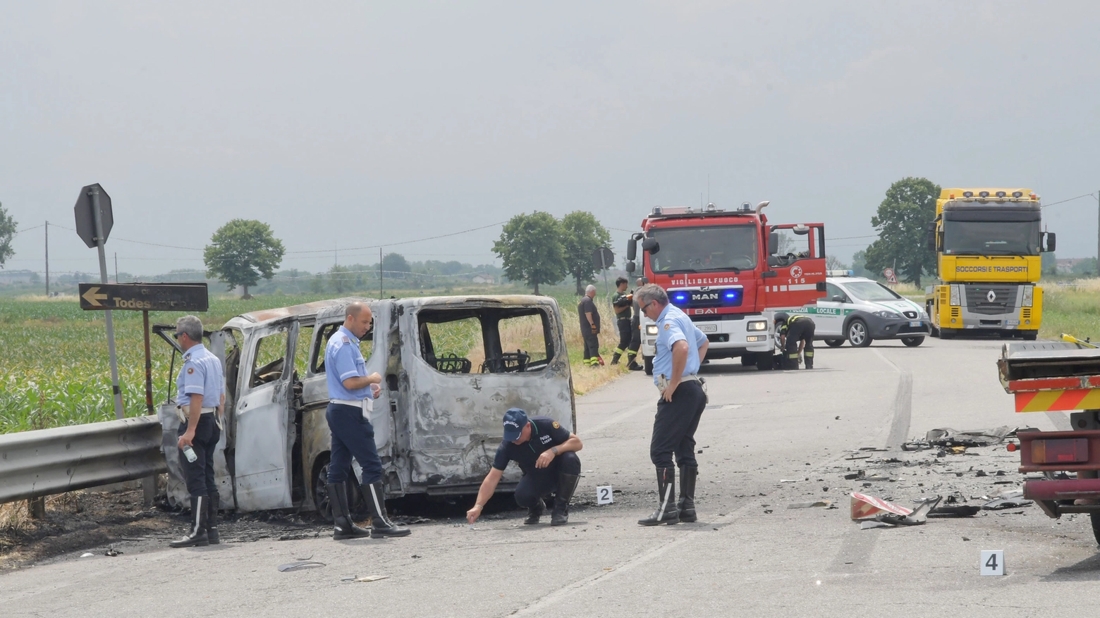 Pavia, furgone prende fuoco dopo incidente: uomo muore carbonizzato