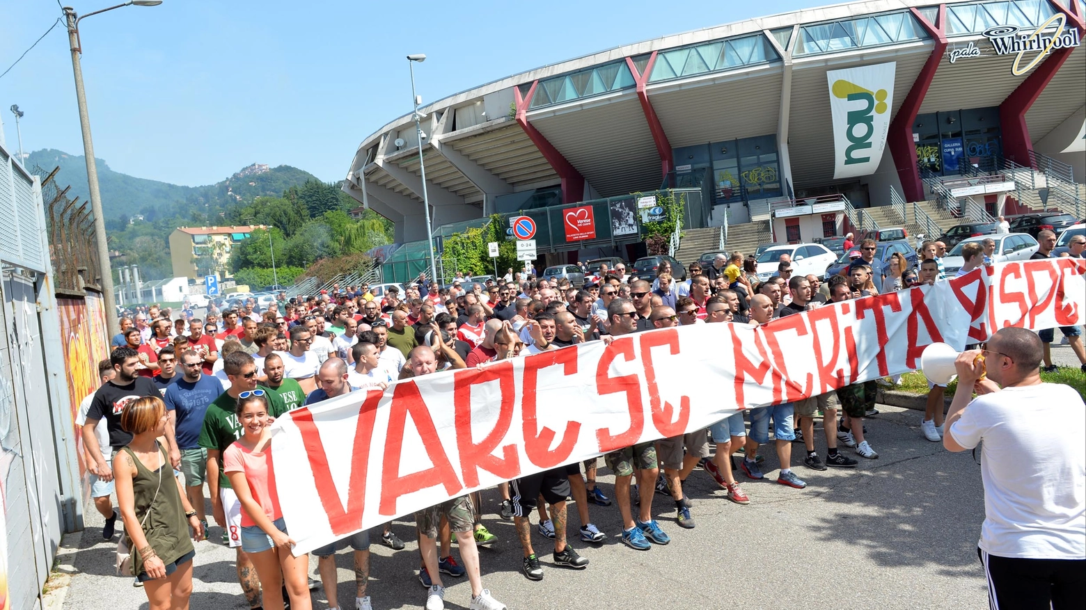 I tifosi del Varese sfilano davanti al PalaWhirlpool