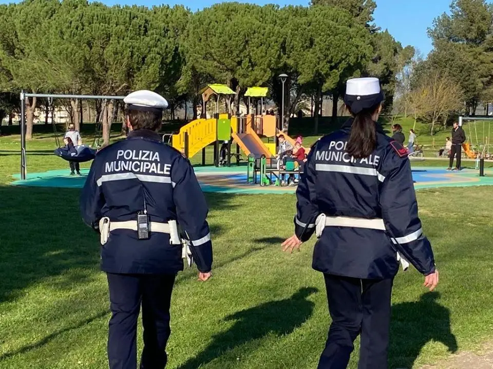 Molesta bimba di 10 anni al parco: 35enne insospettabile inseguito e pestato da passanti