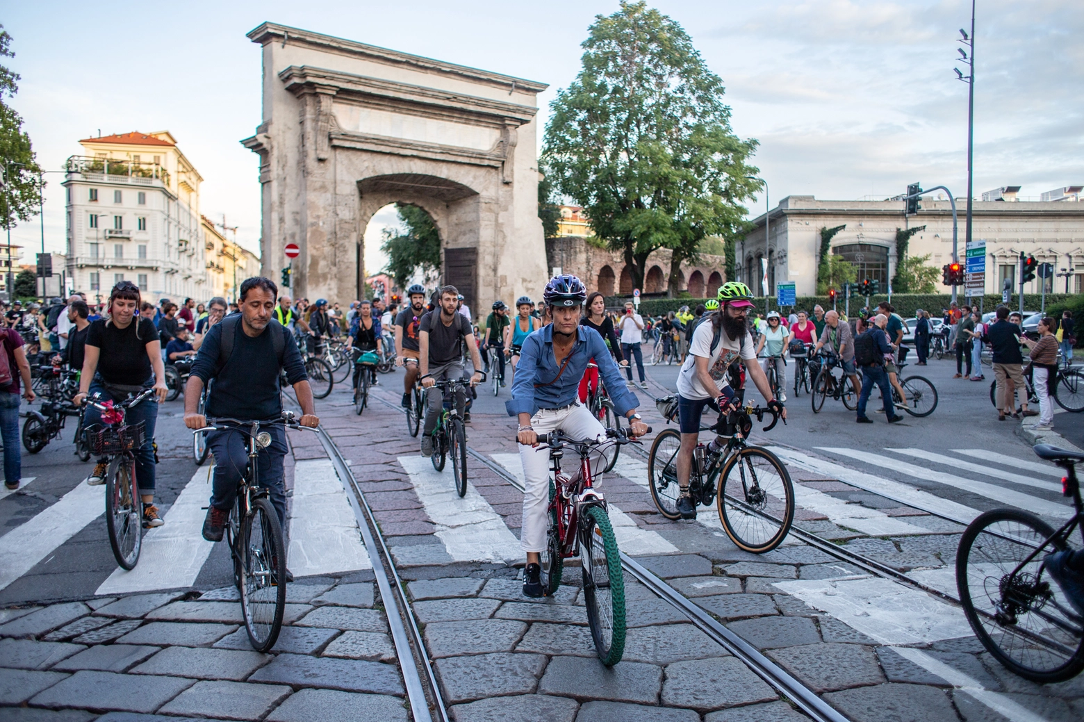 Flash mob dei ciclisti in piazza Medaglie d'Oro all'angolo con via Caldara (foto Ansa/Davide Canella)