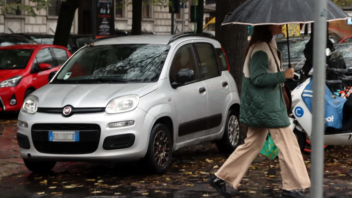 Auto in sosta su marciapiedi e spartitraffico