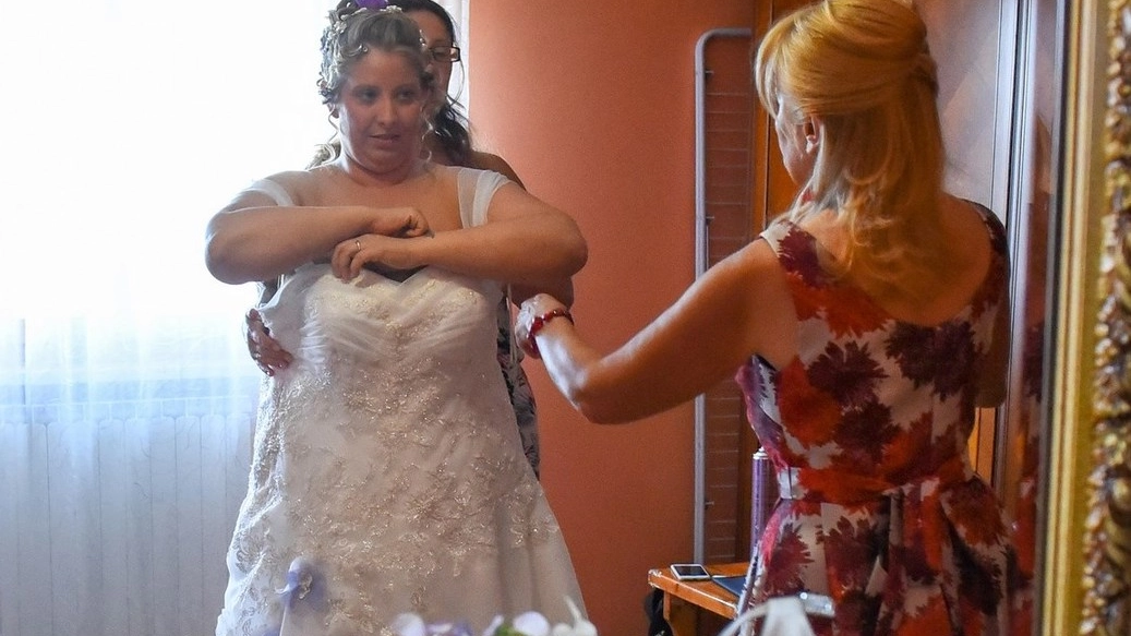 Samantha prova l’abito del suo matrimonio: è stata lei a dare il via all’idea dell’atelier