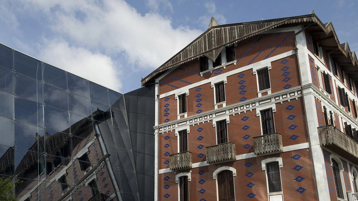 Lorenzo Riva al Museo Balenciaga  Le sue stoffe e i bozzetti inediti  alla mostra nel tempio della moda