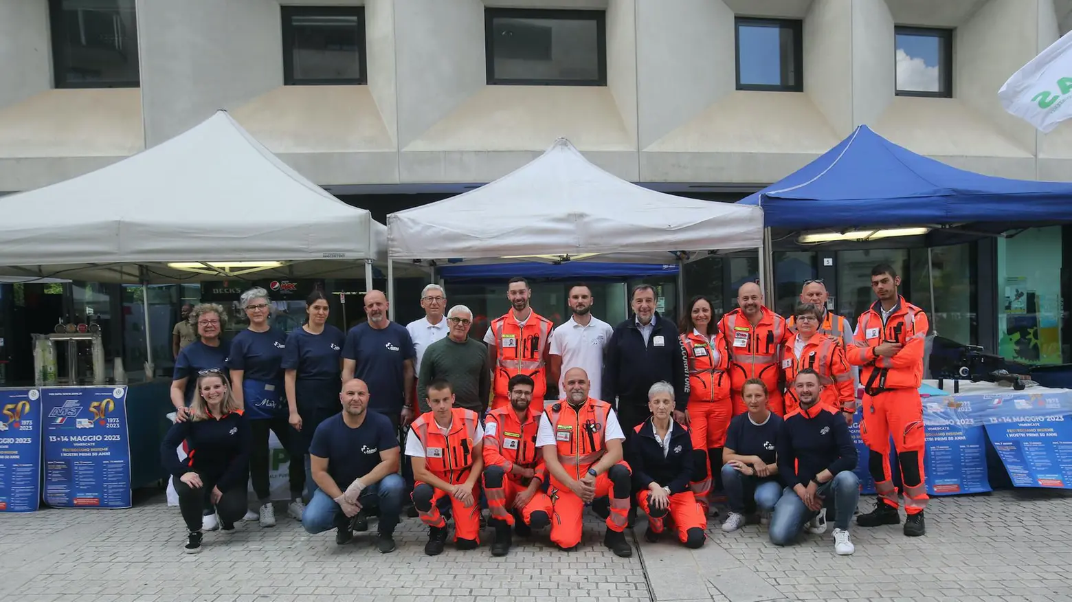 Gli angeli in tuta arancio I volontari del soccorso da mezzo secolo al lavoro a sirene spiegate Gli angeli in tuta arancio I volontari del soccorso da mezzo secolo al lavoro a sirene spiegate
