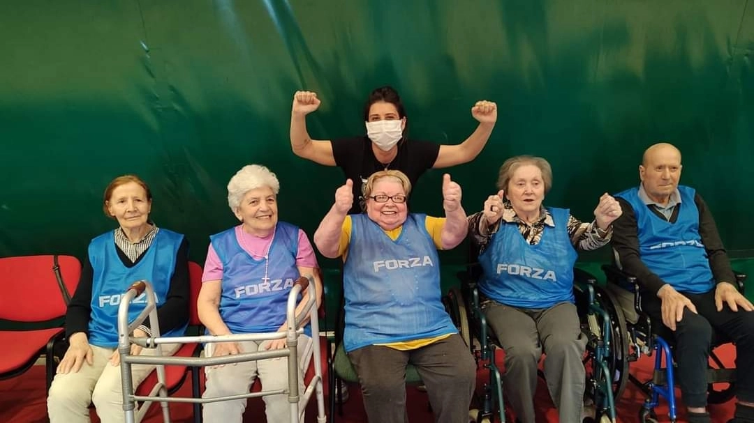 A Codogno "Giochi senza età": un centinaio di nonni si sfidano a colpi di pallone