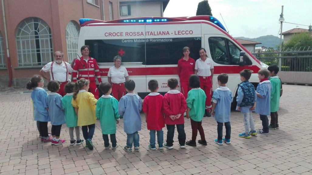 I volontari della Croce rossa con i bambini