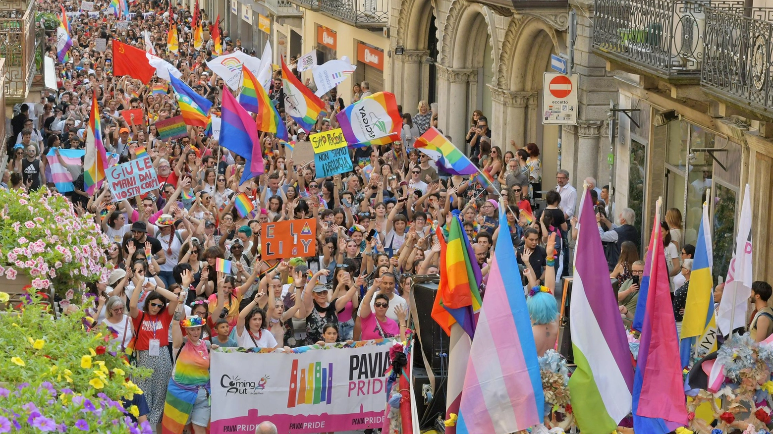 Famiglie arcobaleno  Duemila in corteo  perché i diritti  valgano per tutti