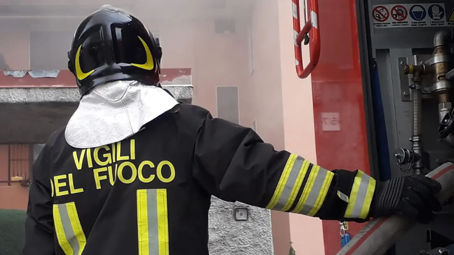 Sono intervenuti i pompieri sull'incendio all'ex ospedale di Garbagnate Sono intervenuti i pompieri sull'incendio all'ex ospedale di Garbagnate
