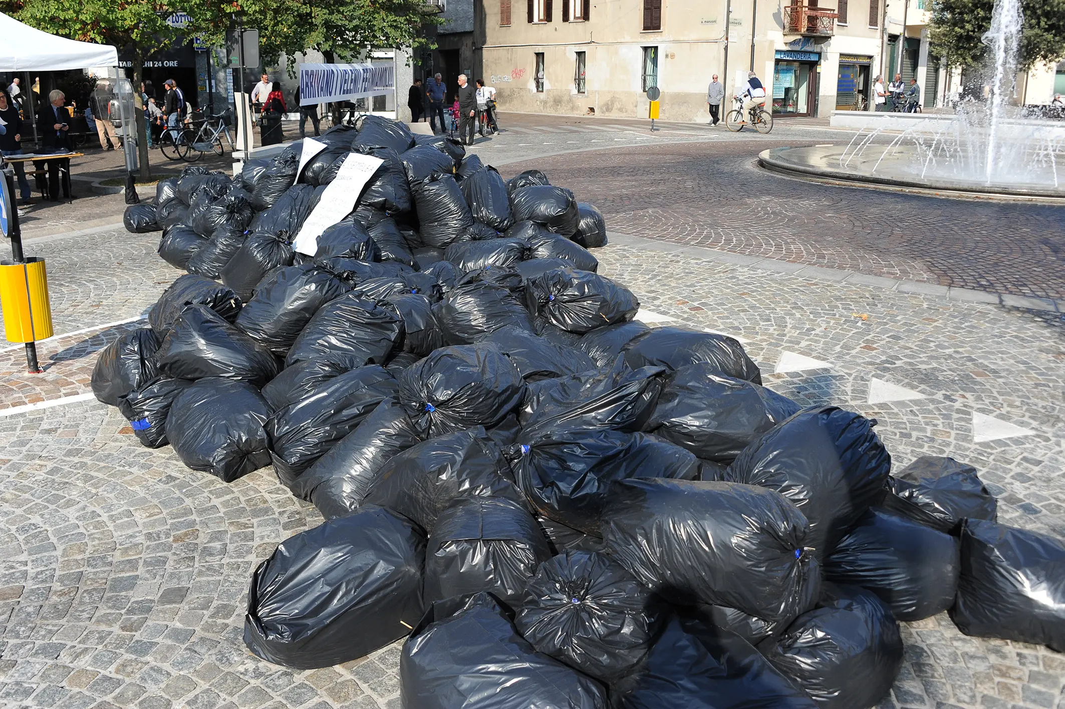 A Busto Garolfo e Casorezzo sacchi neri in piazza contro la discarica / VIDEO