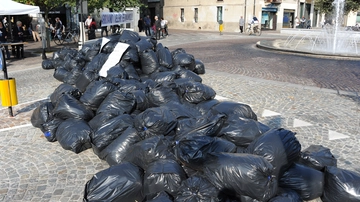 A Busto Garolfo e Casorezzo sacchi neri in piazza contro la discarica / VIDEO