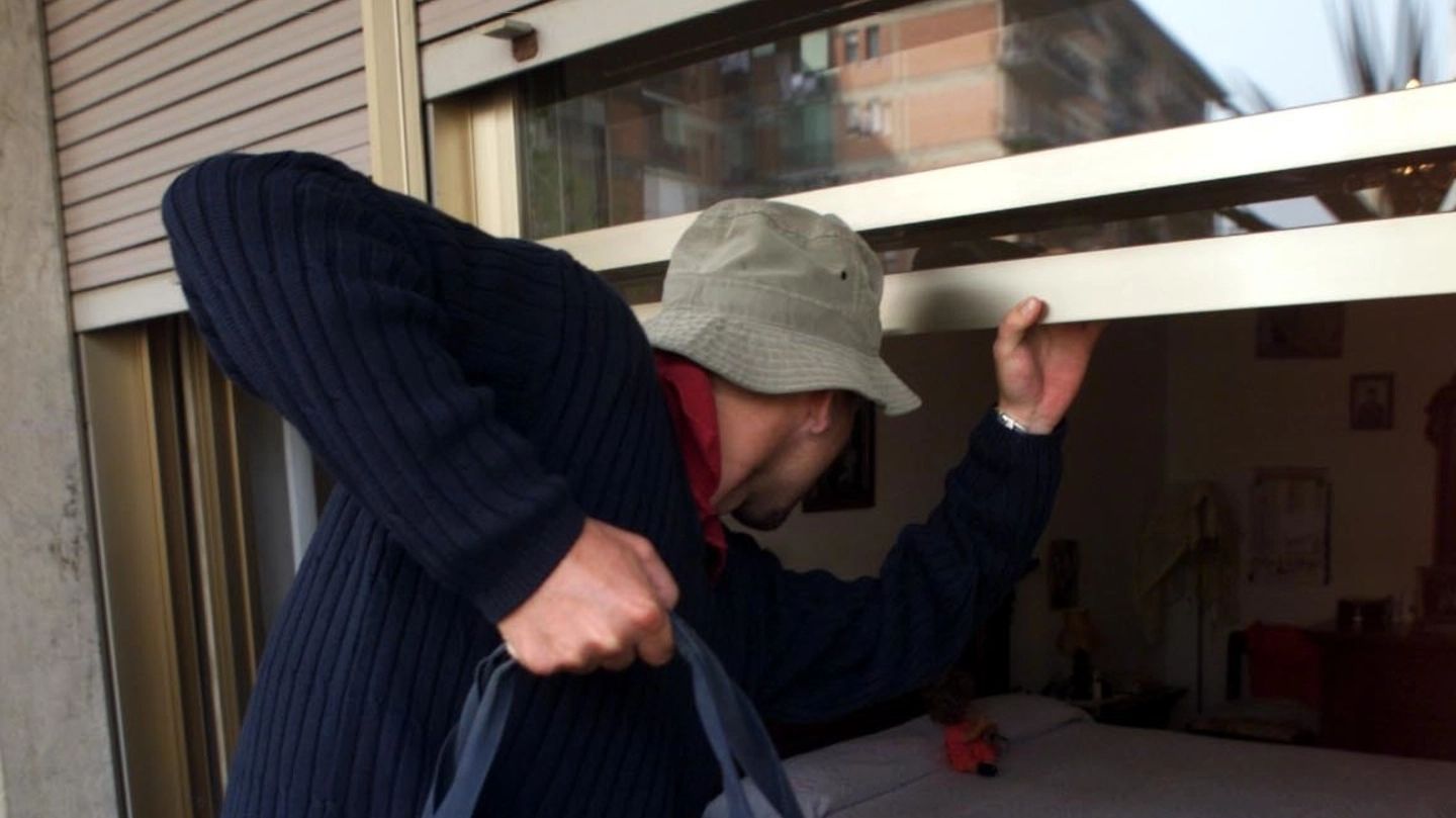Periodo critico per i furti nelle case con molti proprietari via per le vacanze Periodo critico per i furti nelle case con molti proprietari via per le vacanze