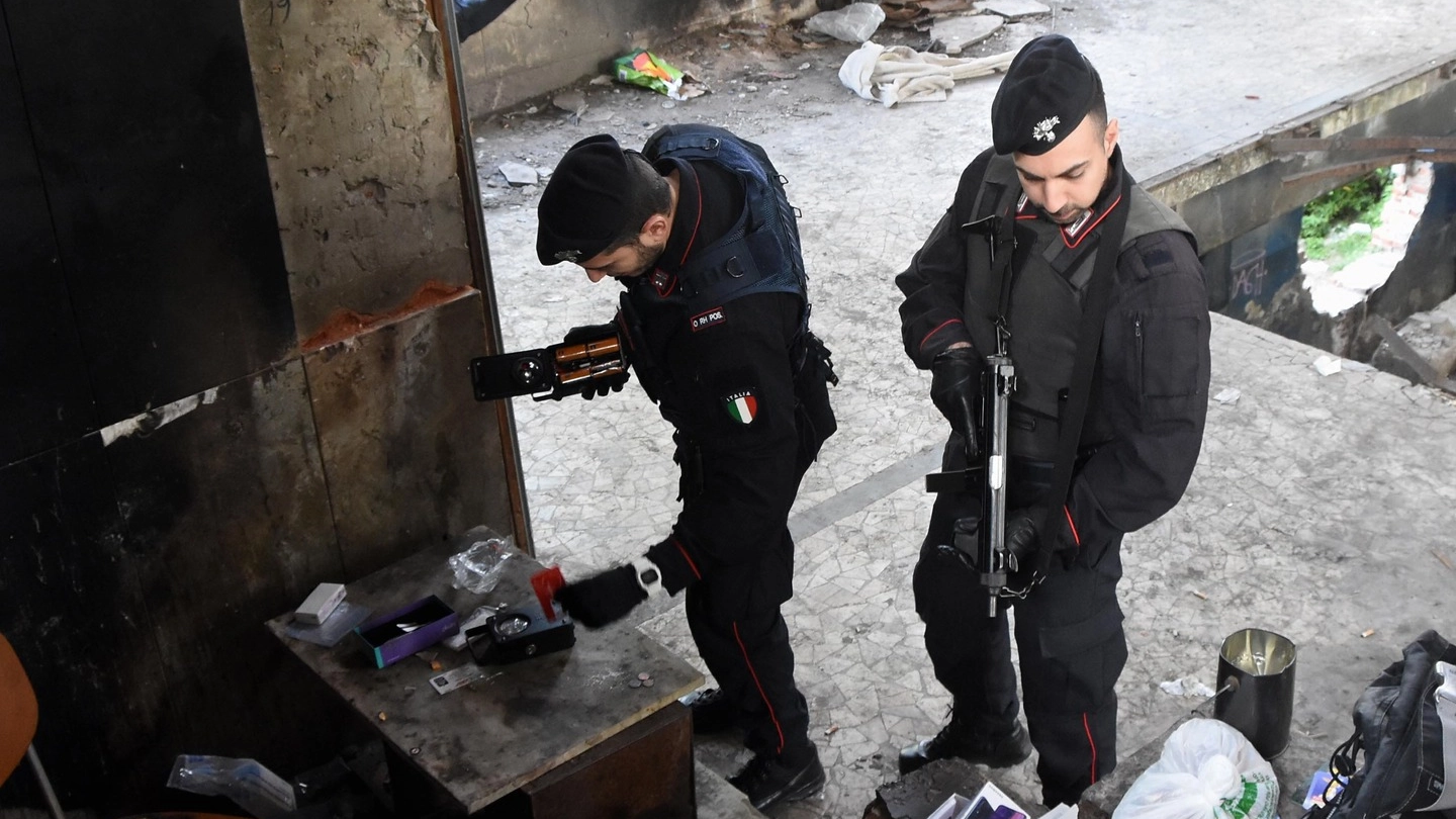 I carabinieri hanno ispezionato ogni anfratto dell’ex fabbrica abbandonata