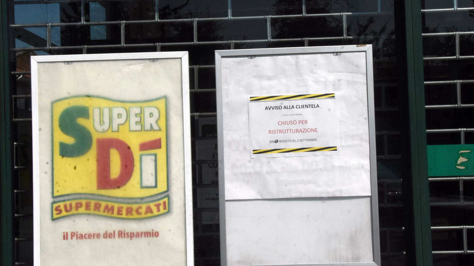 Il cartello comparso a supermercato chiuso a Barlassina