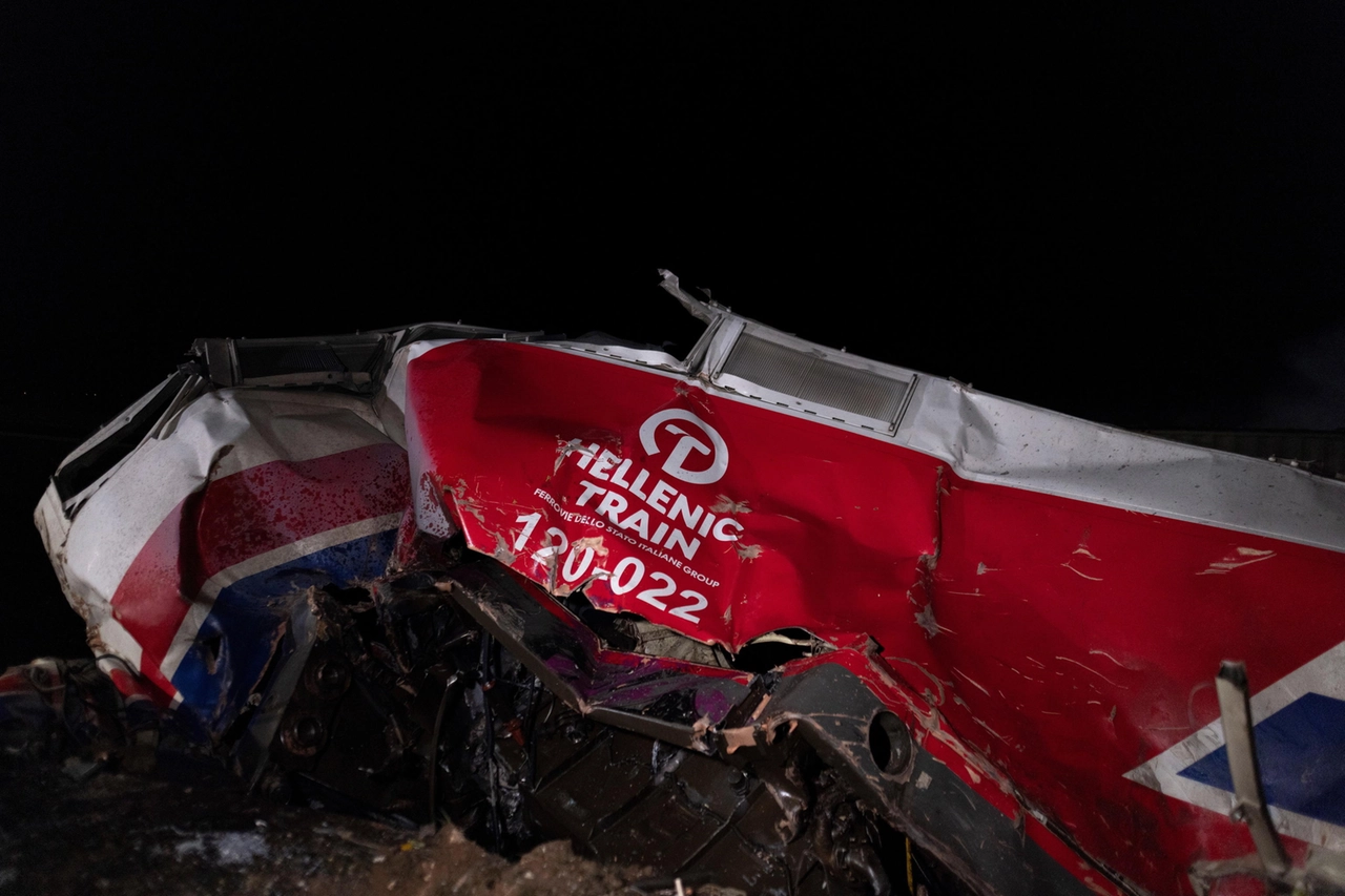 Il rottame di uno dei treni coinvolti