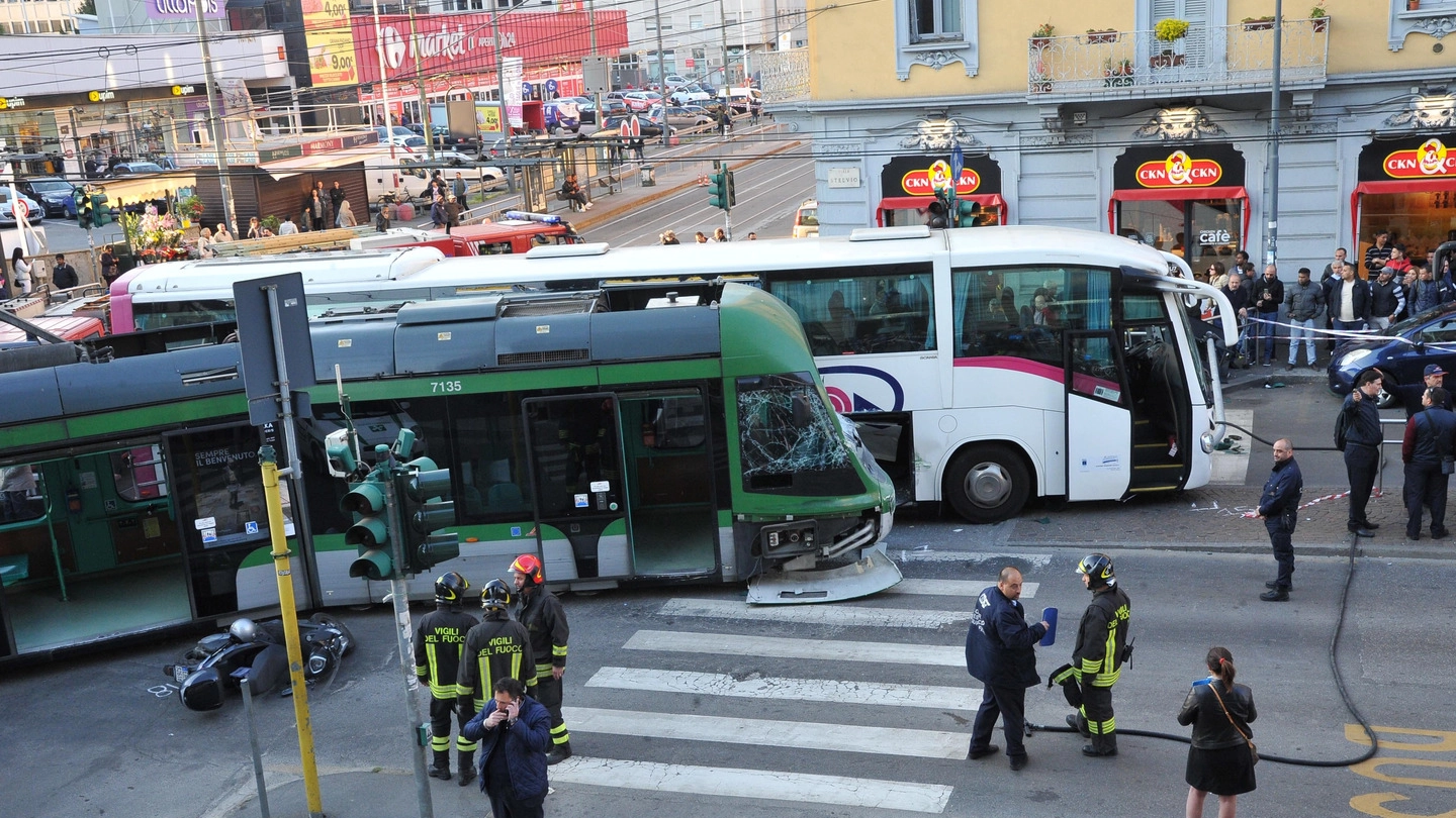 Incidente bus-tram in via Farini (Newpress)