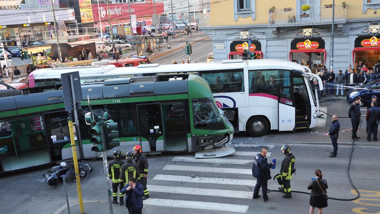 Incidente bus-tram in via Farini (Newpress) Incidente bus-tram in via Farini (Newpress)