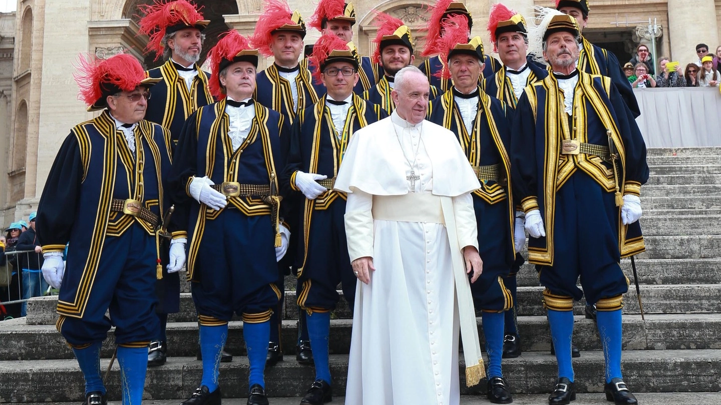 Gli Alabardieri con Papa Francesco (Foto Meta)