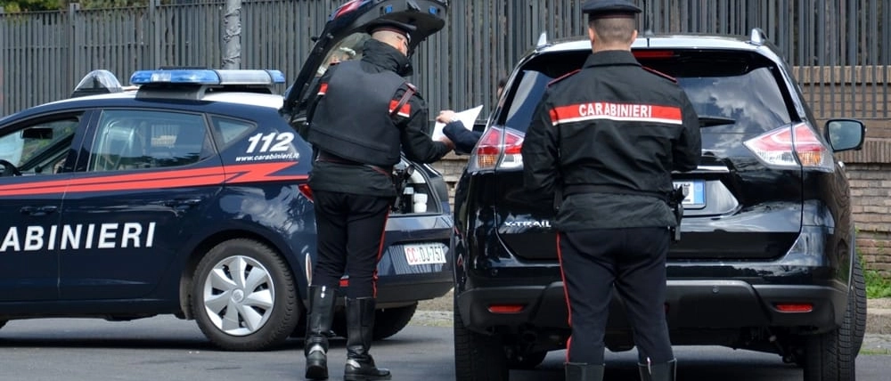 Brescia, i malviventi, sorpresi a rubare alcolici dall'addetto alla sorveglianza, lo hanno aggredito a colpi di lama e sono fuggiti