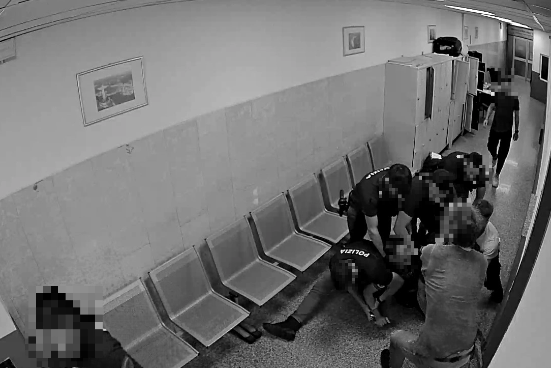 Un fermo immagine del filmato ripreso dalle telecamere interne della Questura
