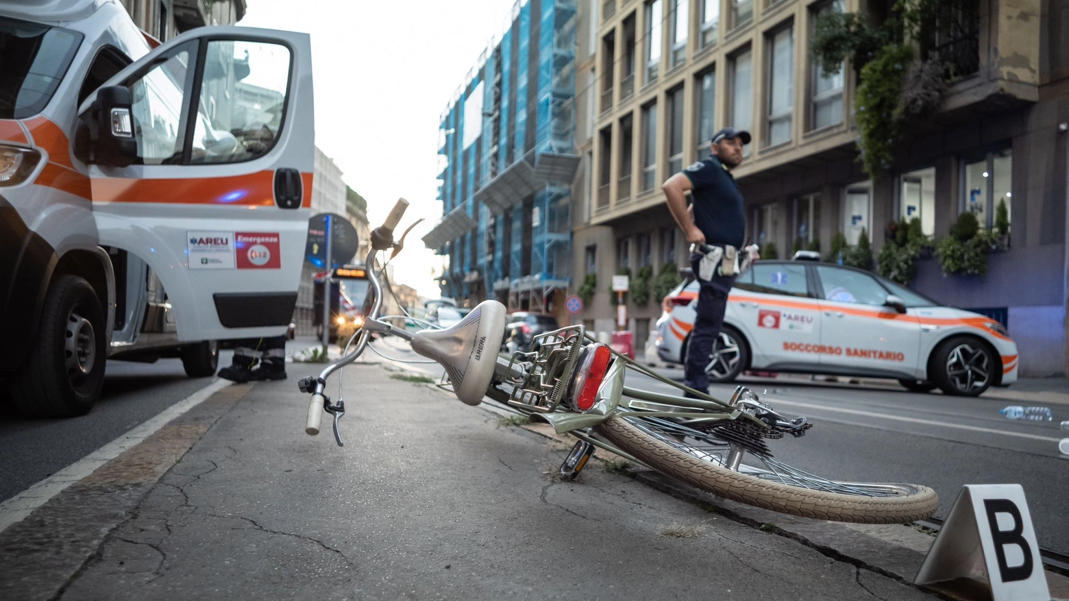 La bicicletta coinvolta nell'incidente in corso Magenta La bicicletta coinvolta nell'incidente in corso Magenta