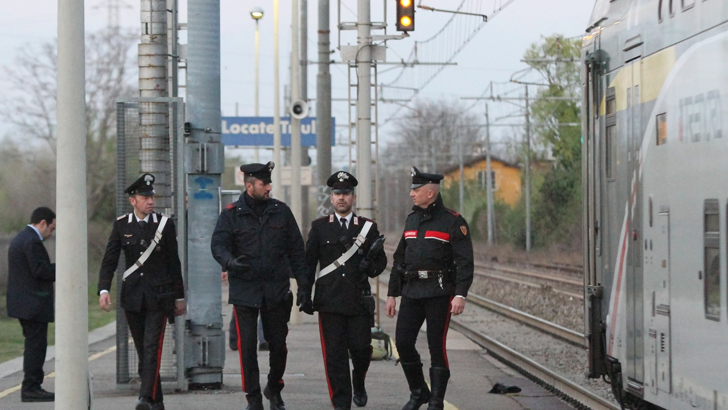 Carabinieri in stazione a Locate (Mdf)