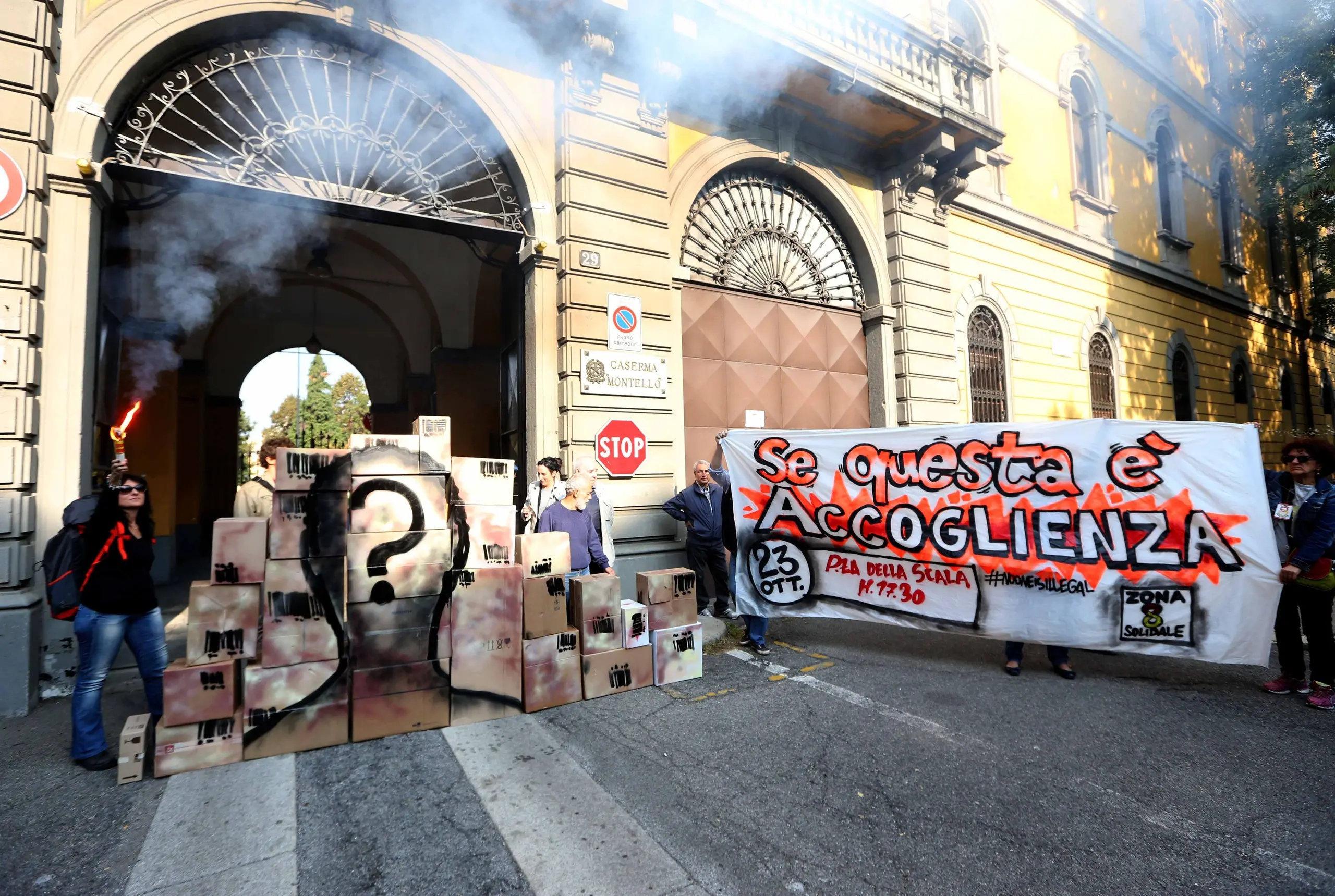 Flash mob in solidarietà ai migranti alla caserma Montello: "Non sono pacchi postali"