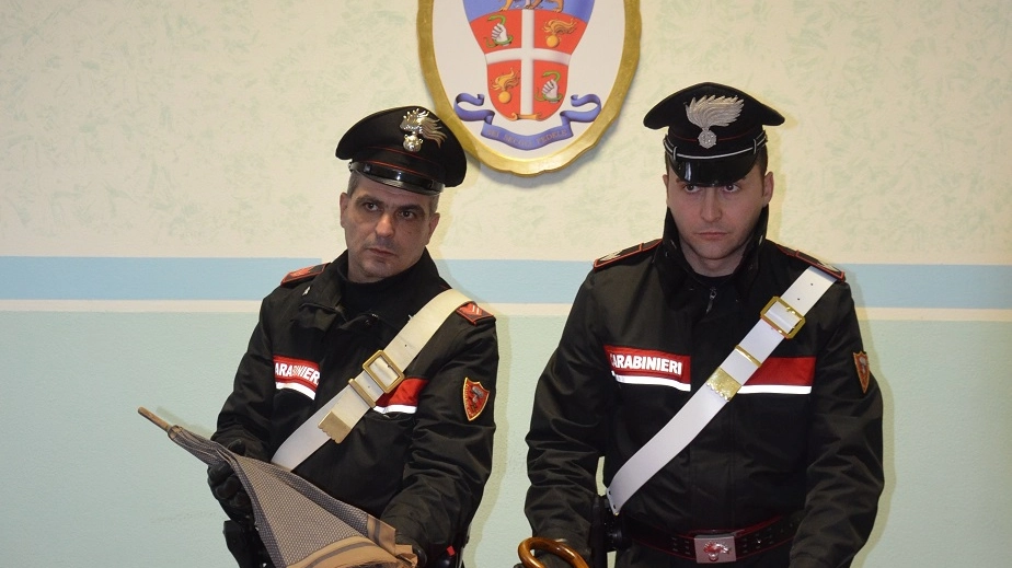 I carabinieri mostrano l'ombrello usato per l'aggressione