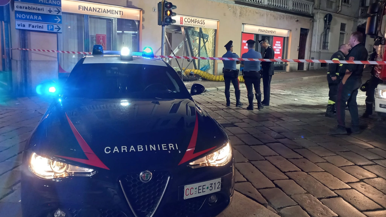 I carabinieri intervenuti dopo la spaccata alla Compass di Vigevano