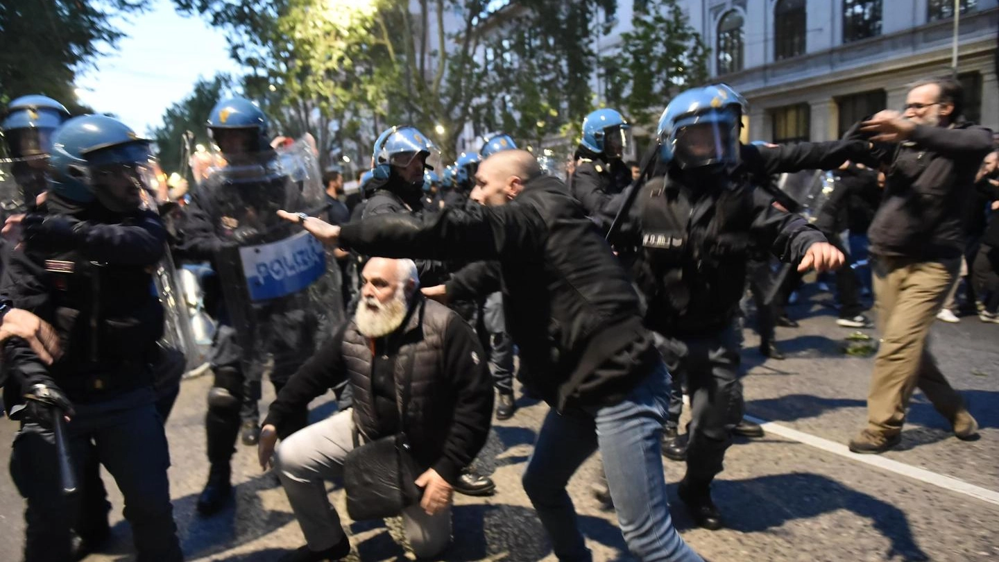Gli scontri tra militanti di estrema destra e polizia