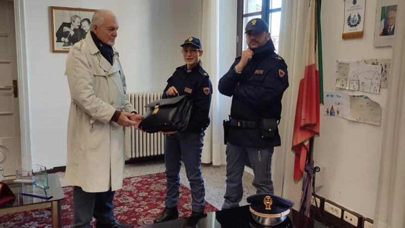 La restituzione al medico della borsa con le attrezzature mediche trafugata La restituzione al medico della borsa con le attrezzature mediche trafugata