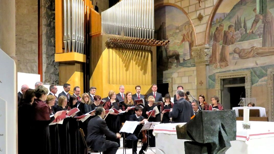 Il coro Laus Deo durante un concerto