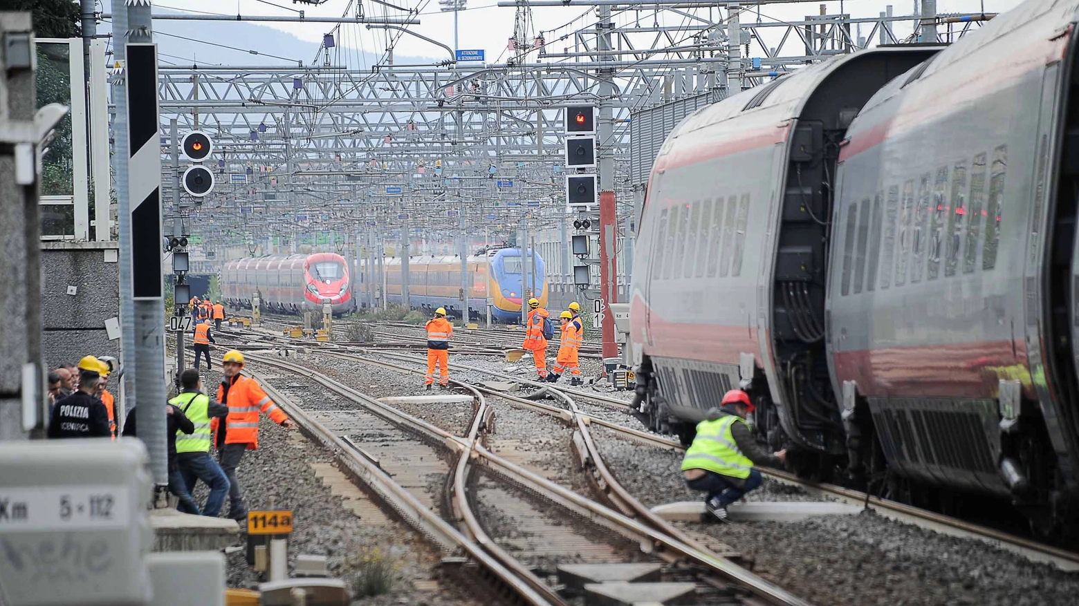 Treno diretto a Bergamo svia dai binari a Firenze (La Presse)