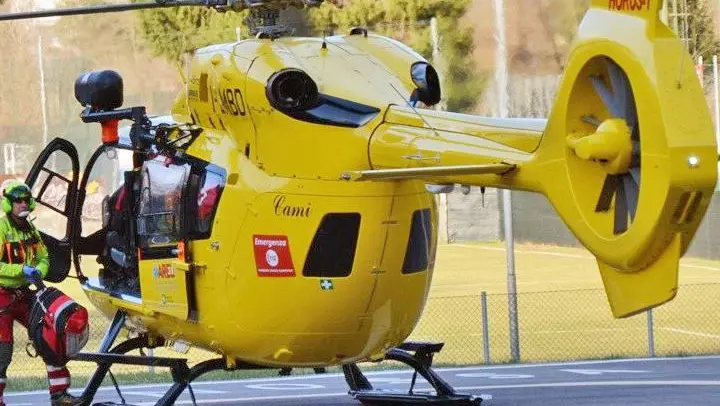 La 13enne è stata portata in ospedale a Bergamo in elisoccorso
