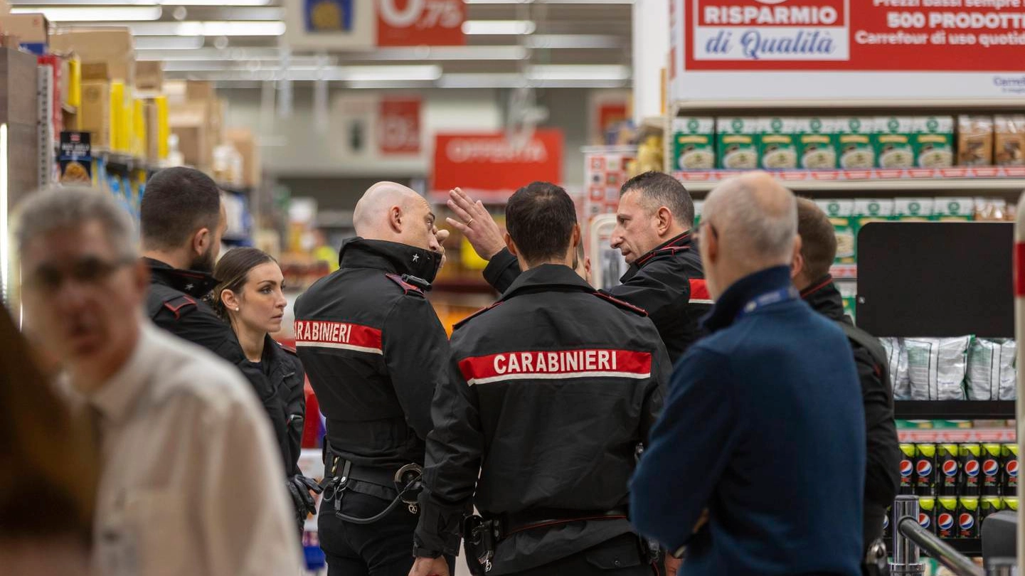 Carabinieri nel supermercato di Assago