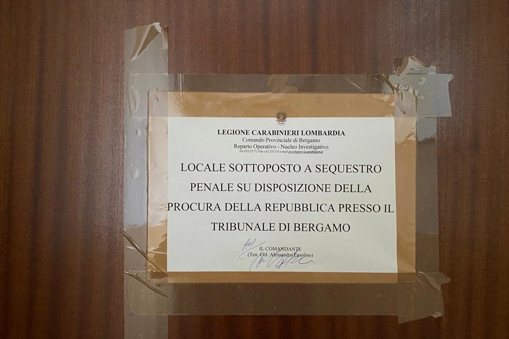 La porta d'ingresso della casa sotto sequestro