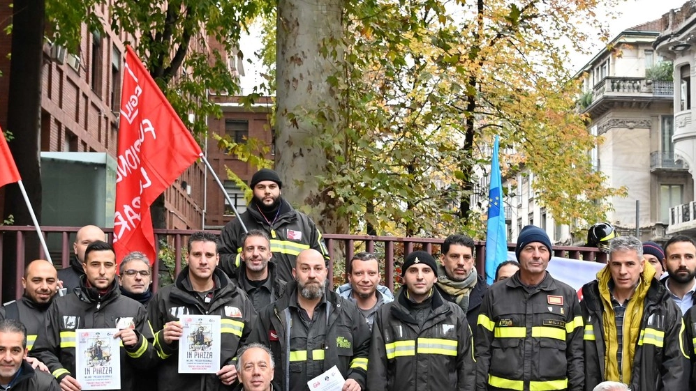 La mobilitazione dei vigili del fuoco davanti alla Prefettura di Milano