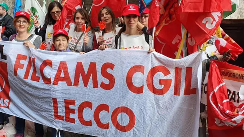 Alcuni iscritti alla Filcams Cgil durante una manifestazione