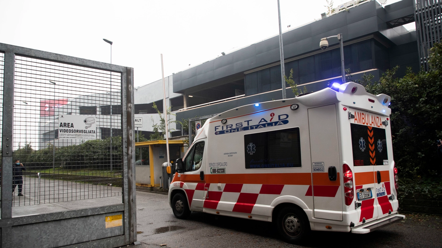Un'ambulanza entra nell'ospedale Fiera Milano (Ansa)