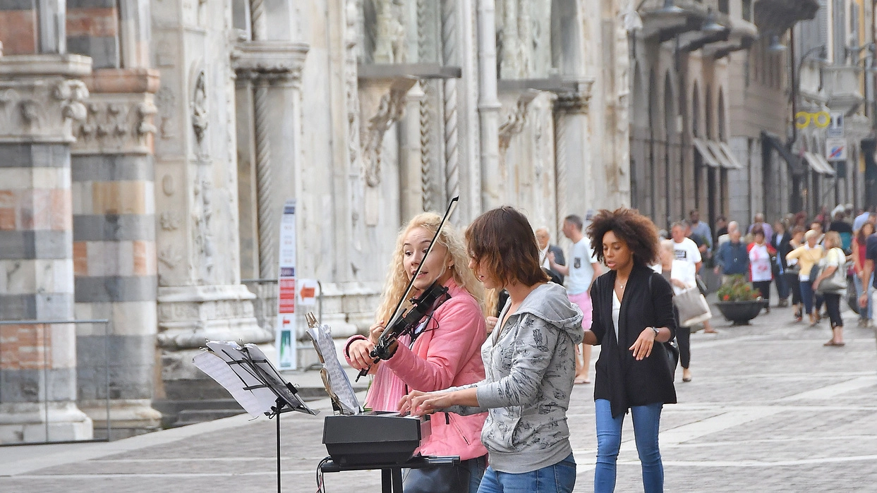 Artisti di strada durante un’esibizione in piazza Duomo