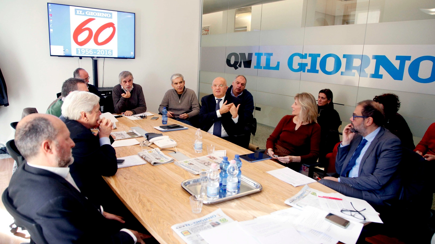 IN REDAZIONE Un momento del dibattito nella sala riunioni del quotidiano