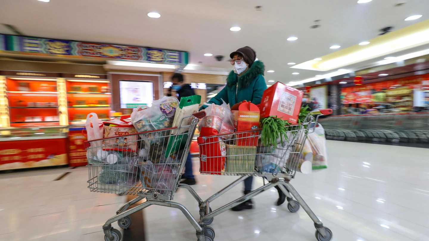 Virus cinese, a Wuhan si fanno scorte alimentari (Ansa)