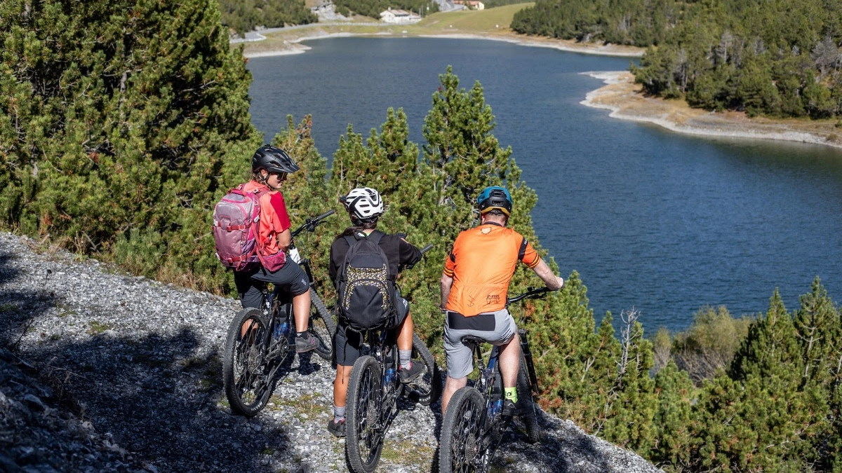 Protagonista dell'estate il ciclismo: oltre alle grandi salite e ai percorsi di mountain bike, si aggiunge un suggestivo percorso ad anello di 140 km