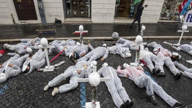 Quei fantasmi nei cantieri di lusso a Milano: tragedia sulla sicurezza
Quei fantasmi nei cantieri di lusso a Milano: tragedia sulla sicurezza
