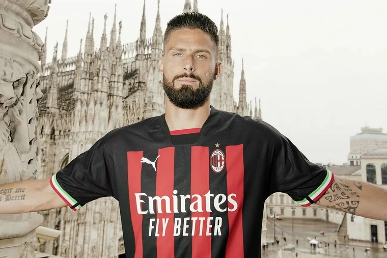 Olivier Giroud con la nuova maglia del Milan per stagione 2022/2023 (foto A.C. Milan)