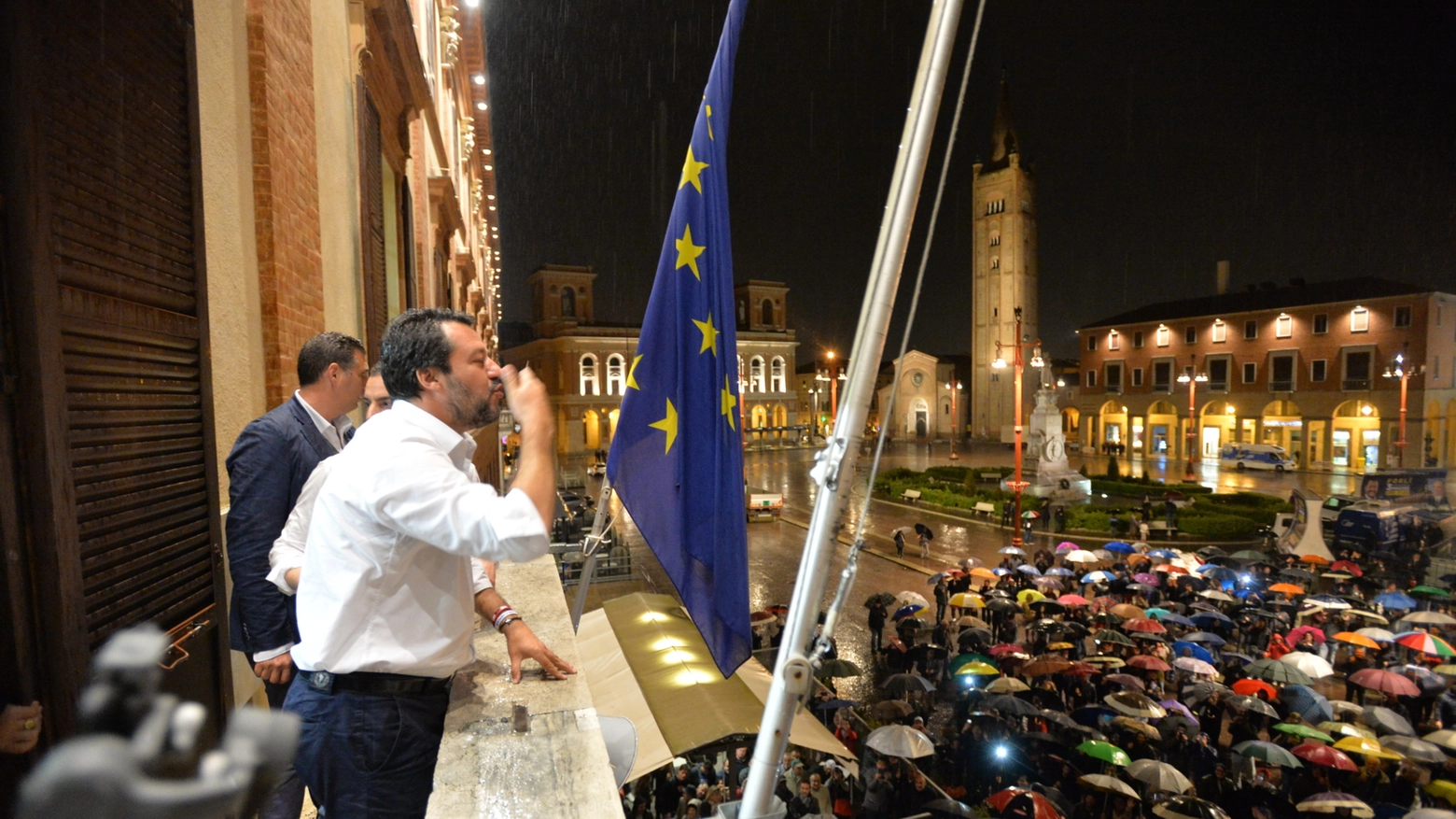 Salvini sul balcone del municipio di Forlì