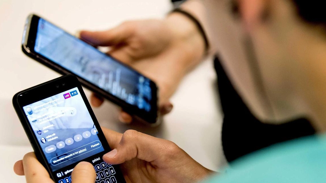 Smartphone (Archivio) Smartphone (Archivio)