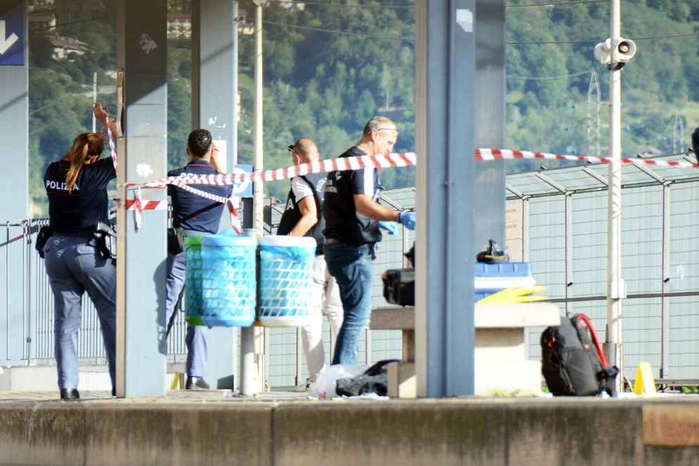 I rilievi in stazione a Calolziocorte dopo l'agguato al 23enne
