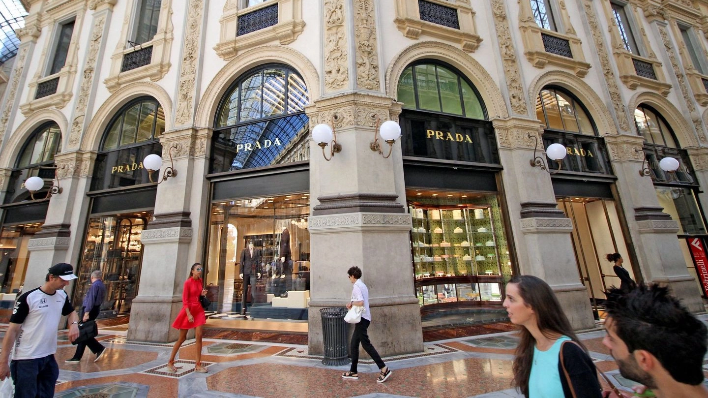 Le vetrine di Prada in Galleria Vittorio Emanuele: la griffe italiana è quella che paga di più per avere spazi nel Salotto