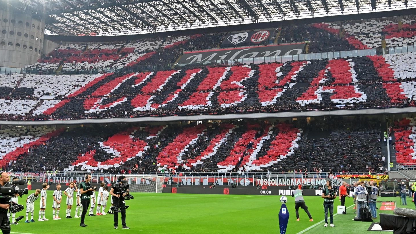 Il compleanno con manette. In strada 70 ultrà milanisti. Fumogeni e raid anti-agenti Il compleanno con manette. In strada 70 ultrà milanisti. Fumogeni e raid anti-agenti